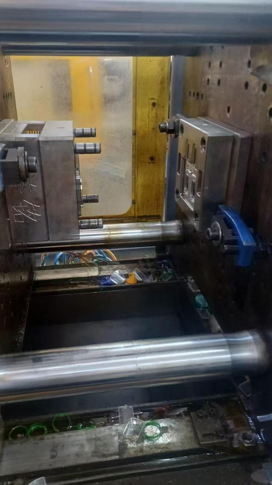 Injection mold installed for adjustable clamp component sampling